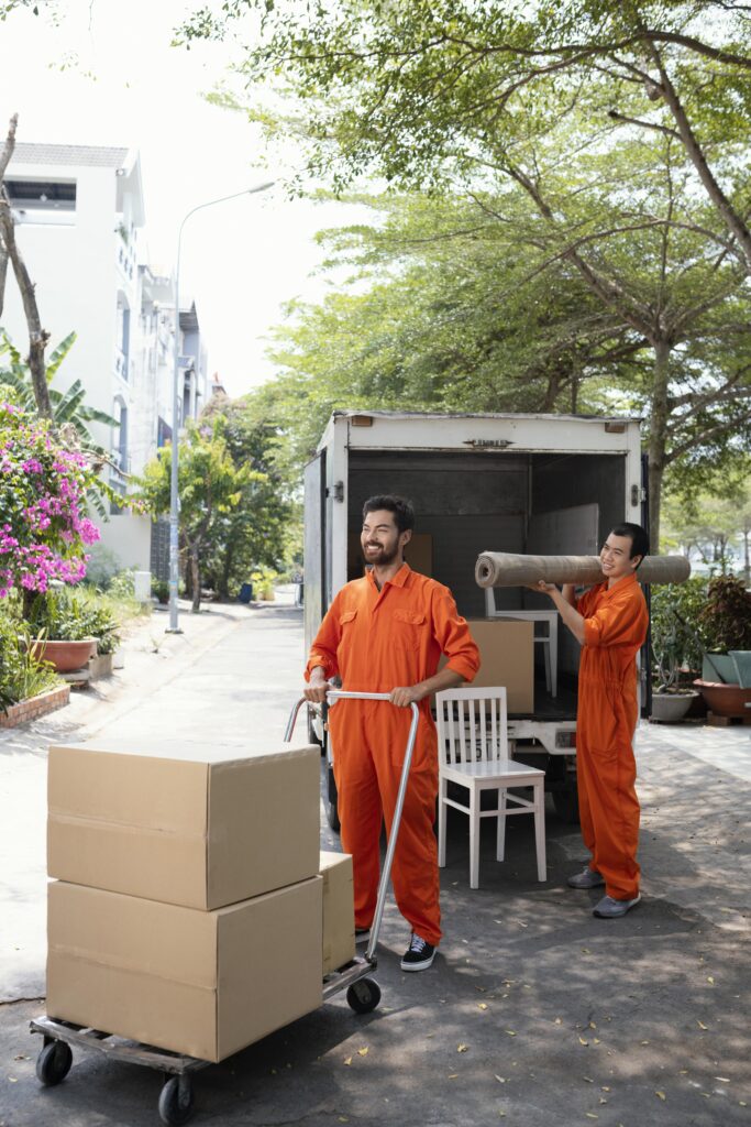 Personas con uniforma realizar una mudanza